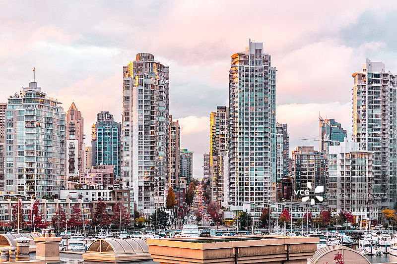 加拿大温哥华市中心的秋天日落图片素材