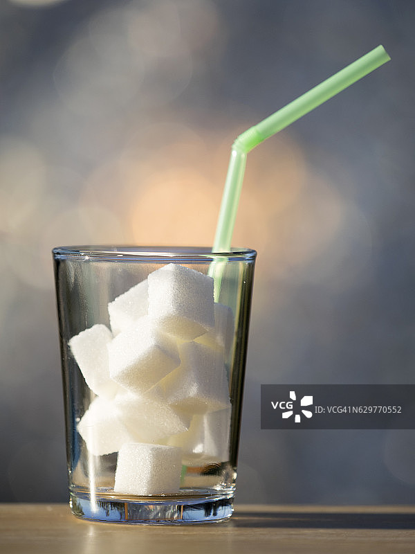 用一根吸管和一堆方糖制成的水晶杯，其含糖量相当于一杯提神饮料的甜味图片素材