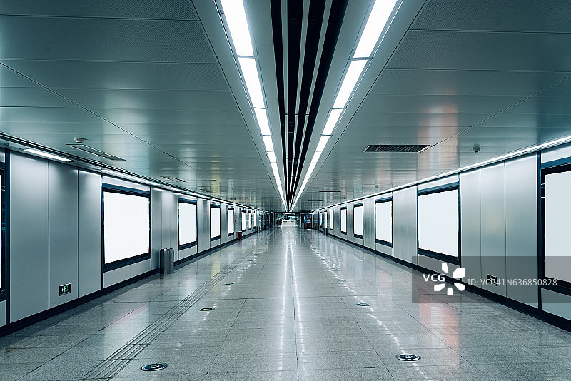 机场或地铁站的现代走廊上有空白的广告牌图片素材