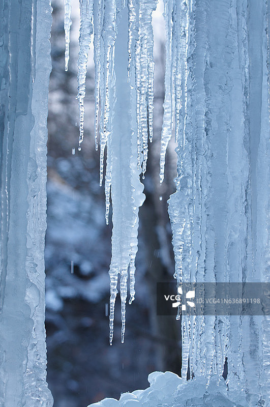 蓝色冰洞里的冰柱图片素材