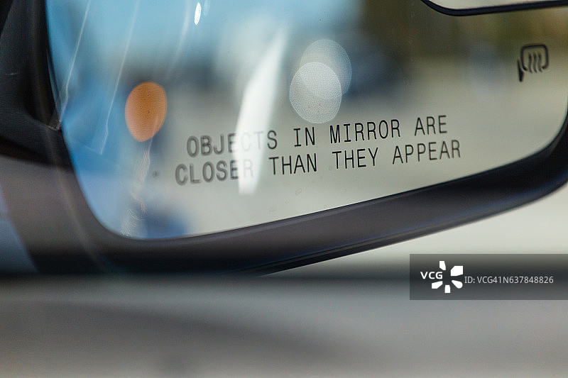 镜子里的物体比在车上看起来更近图片素材