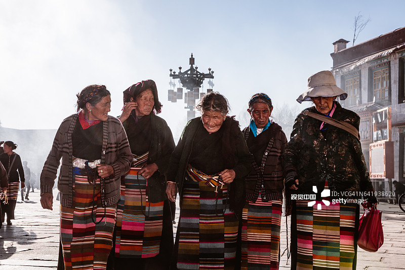 西藏拉萨八廓街广场上的当地老妇人图片素材