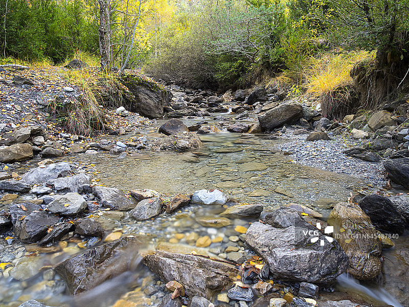 水流湍急的高山峡谷与树木在秋天的奥尔德萨国家公园图片素材