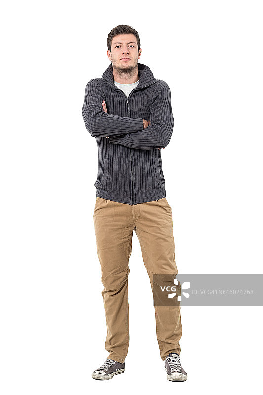 自信的年轻成功的休闲男人在套头衫双臂交叉。图片素材