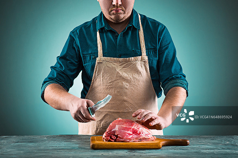 屠夫在厨房切猪肉图片素材