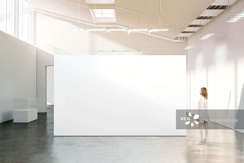 女人走在现代画廊的空白白墙模型附近图片素材