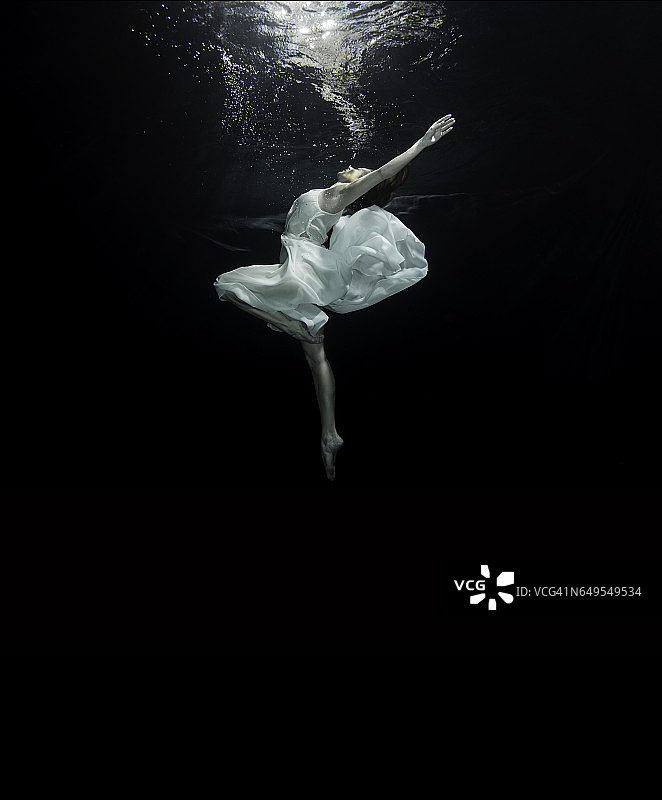 年轻的女芭蕾舞者在水下跳舞图片素材