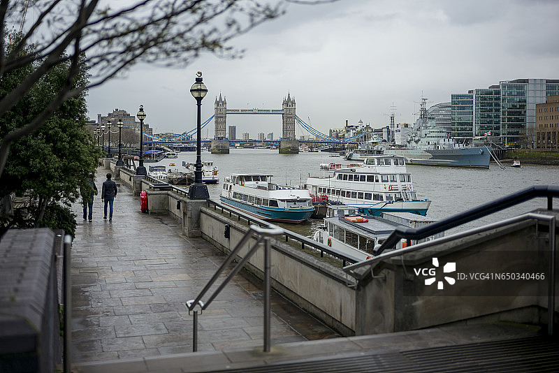 在阴冷的冬天，伦敦塔桥图片素材