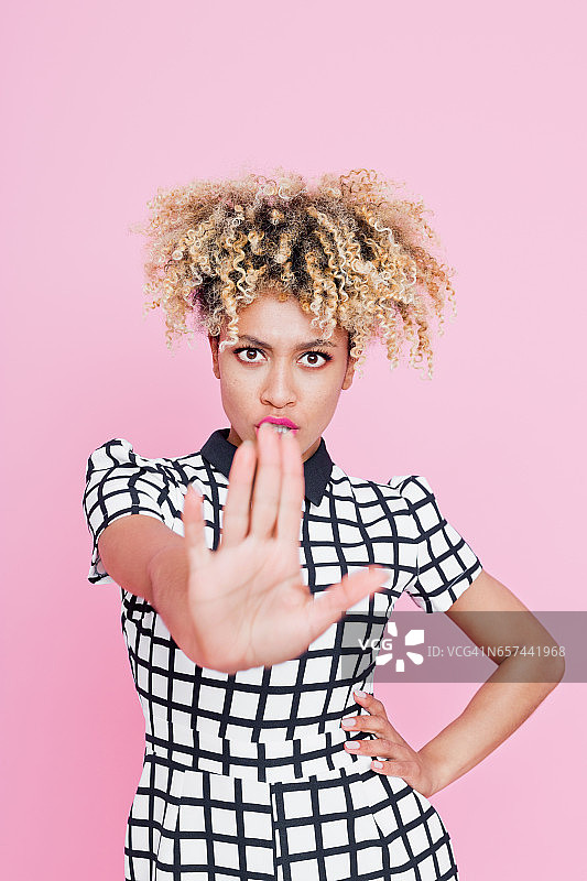 愤怒的非洲裔美国年轻女子示意“住手”图片素材