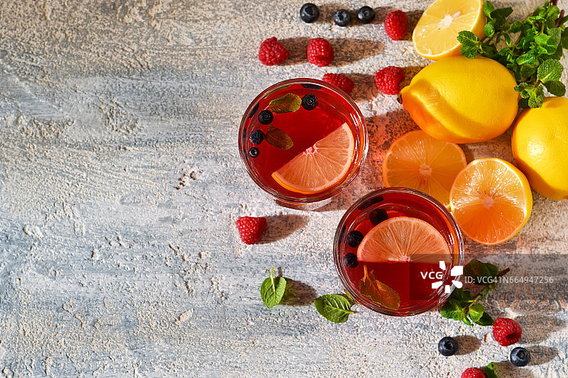 冷莓饮料与柠檬和薄荷在混凝土背景图片素材