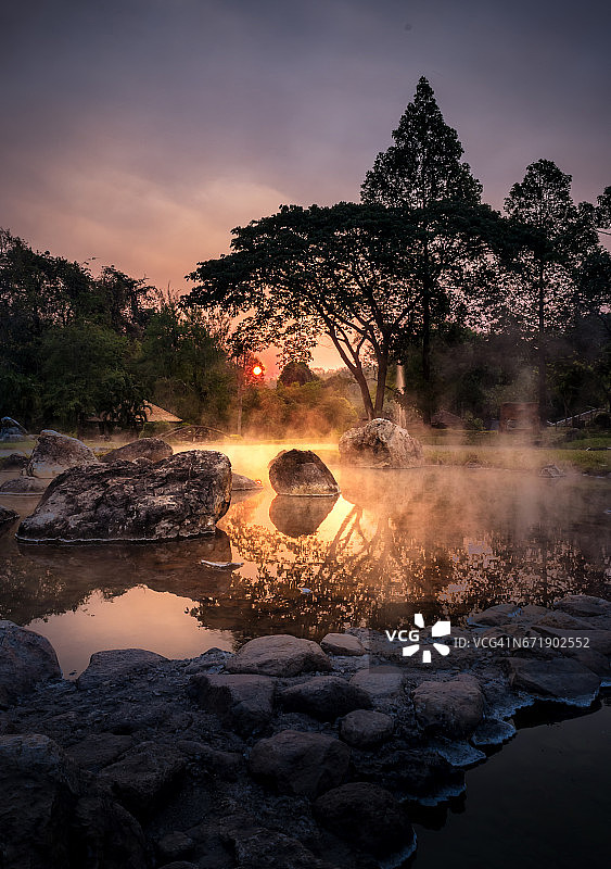 火山天然温泉温泉池，蒸汽温泉，阳光反射图片素材