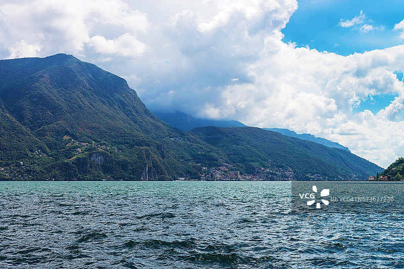 卢加诺湖和阿尔卑斯山脉在瑞士的提契诺图片素材
