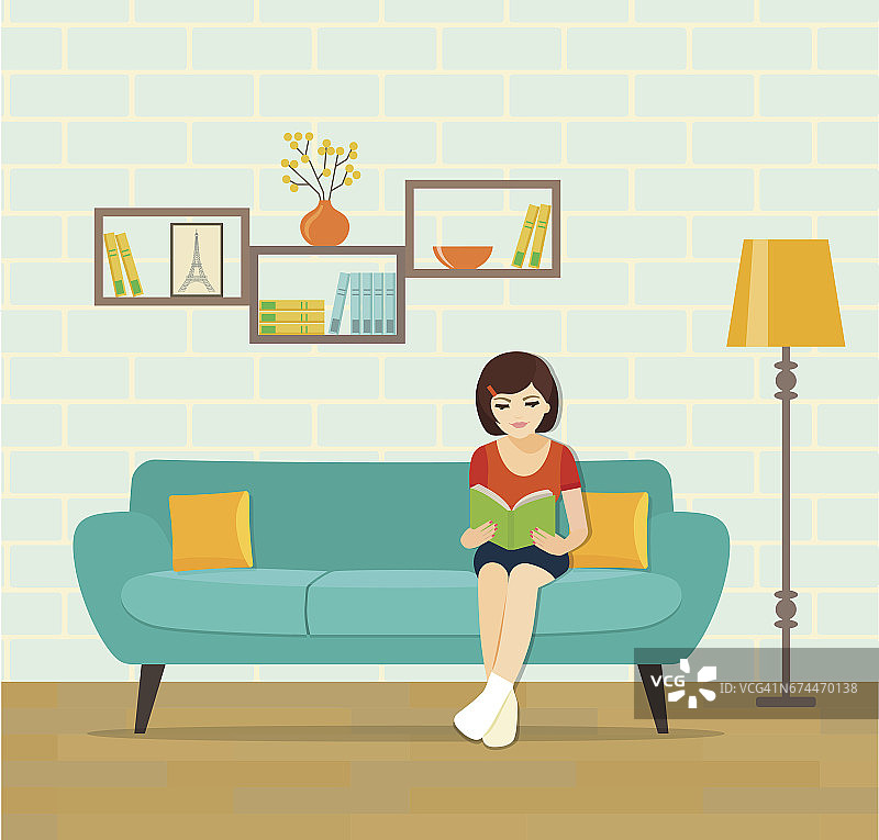 女孩在沙发上放松，在家看书。矢量平面插图图片素材