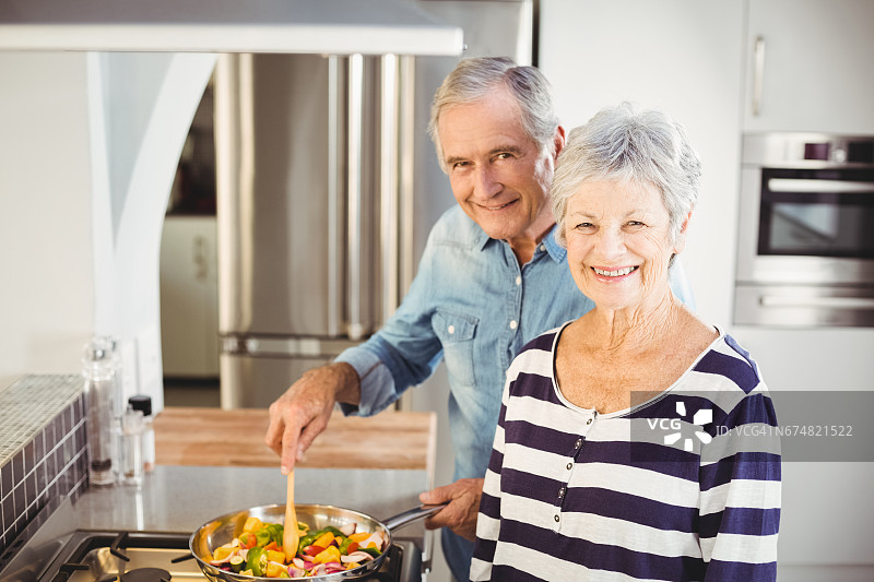 老年夫妇烹饪食物的肖像图片素材