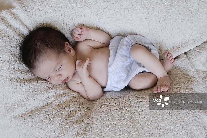 新生儿躺在毯子上图片素材