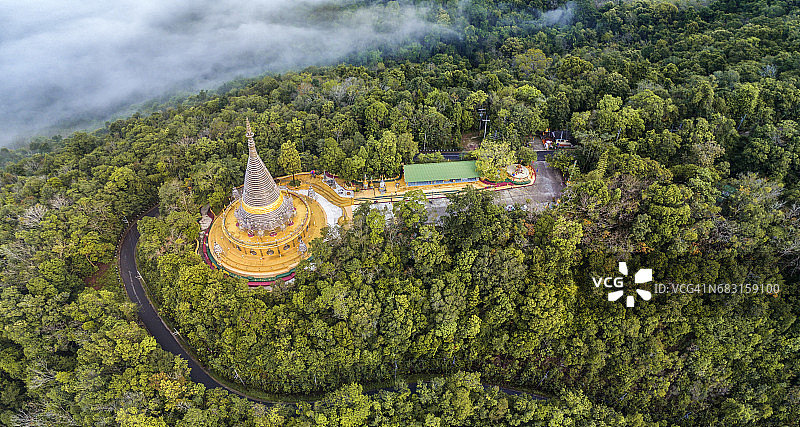 泰国海谷市KorHong山顶上的云雾景象。图片素材