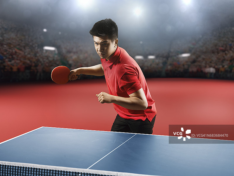 年轻的亚洲乒乓球运动员打乒乓球比赛图片素材