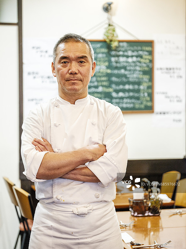 日本厨师在东京餐厅工作图片素材