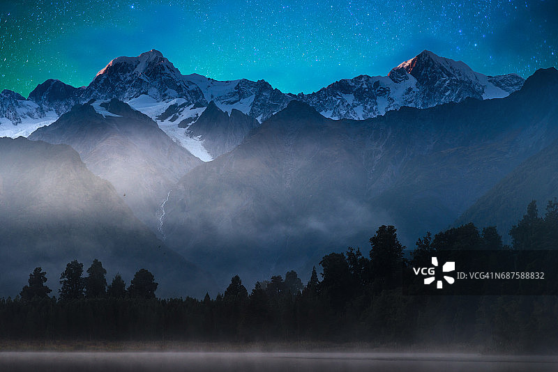 新西兰马锡森湖的库克山有银河图片素材