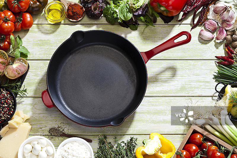 盛有新鲜食材的铁锅，用于烹饪和调味图片素材