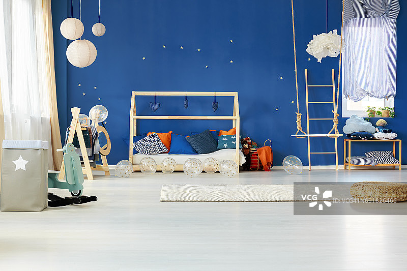 蓝色墙壁的梦幻卧室图片素材