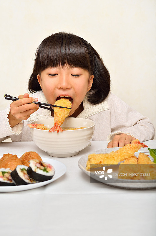 天ぷらうどんを食べる女の子图片素材