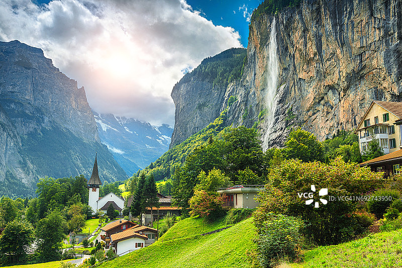 瑞士Lauterbrunnen，美丽的山村，有高高的悬崖和瀑布图片素材