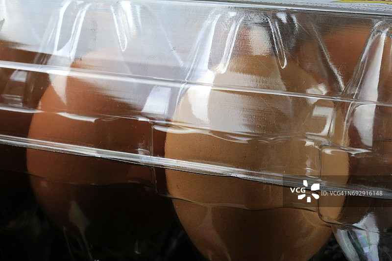 棕色的鸡蛋在销售点的容器图片素材