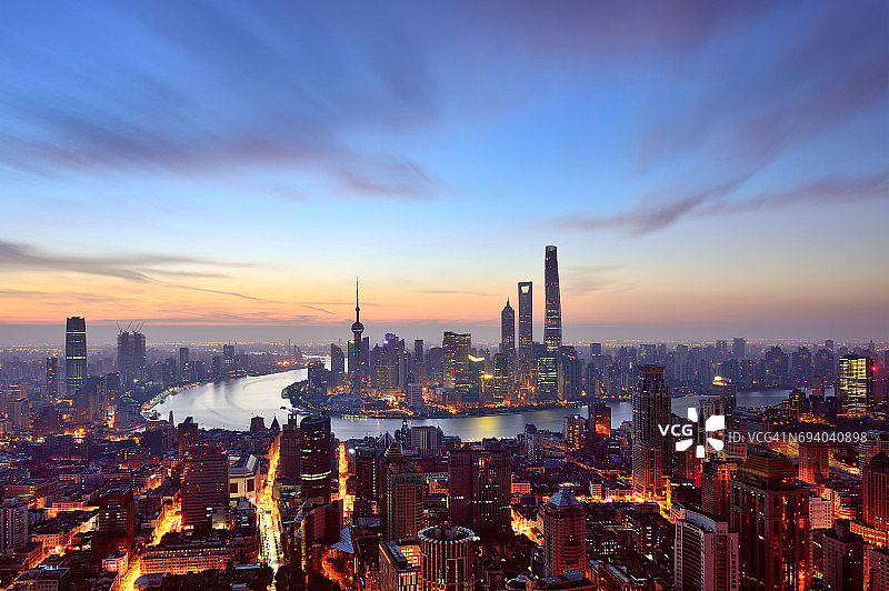 上海天际线在黎明的戏剧性的天空图片素材