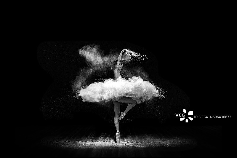美丽的芭蕾舞者，在舞台上用粉末跳舞图片素材