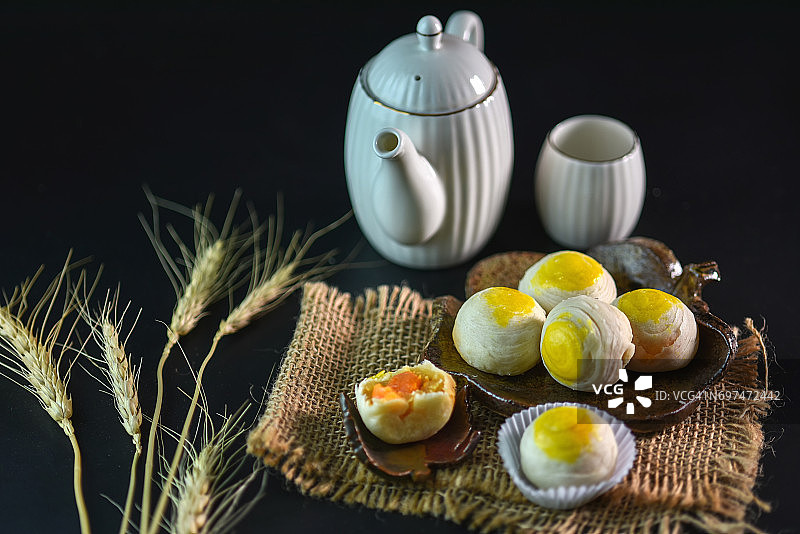 黄豆泥，咸蛋黄，中国节日，亚洲传统的美味糕点。图片素材