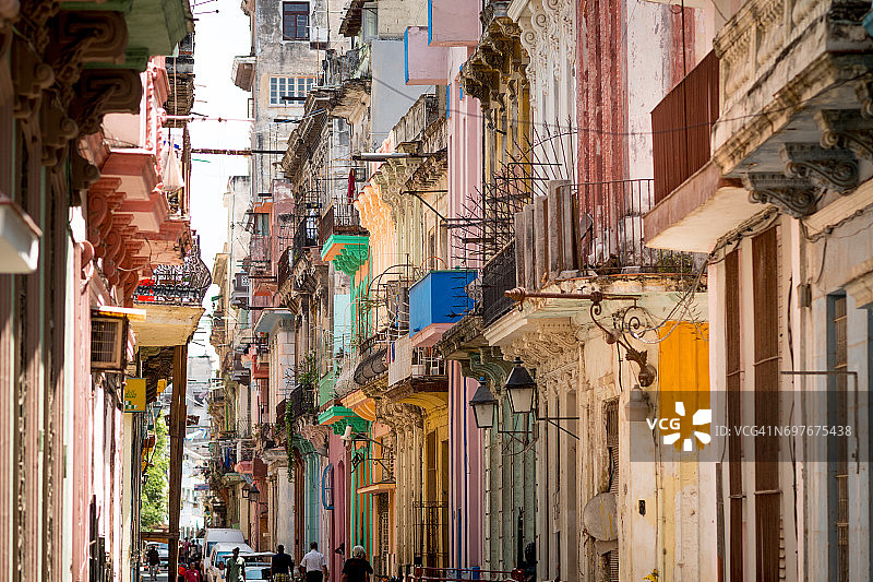 哈瓦那老城建筑立面的透视图片素材
