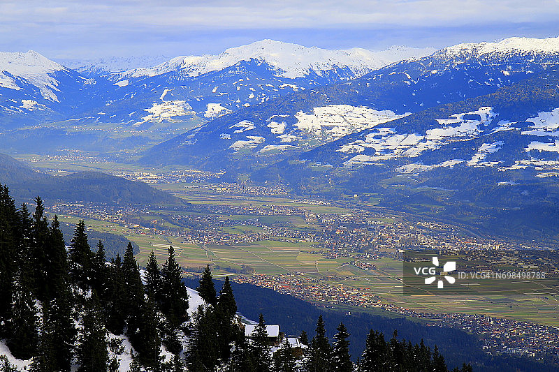 鸟瞰图的因斯布鲁克城市景观山谷全景和田园诗般的北蒂罗尔雪峰卡温德尔山脉从上面，奥地利图片素材