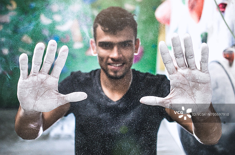 运动员在抱石馆展示他的手覆盖着运动粉笔图片素材