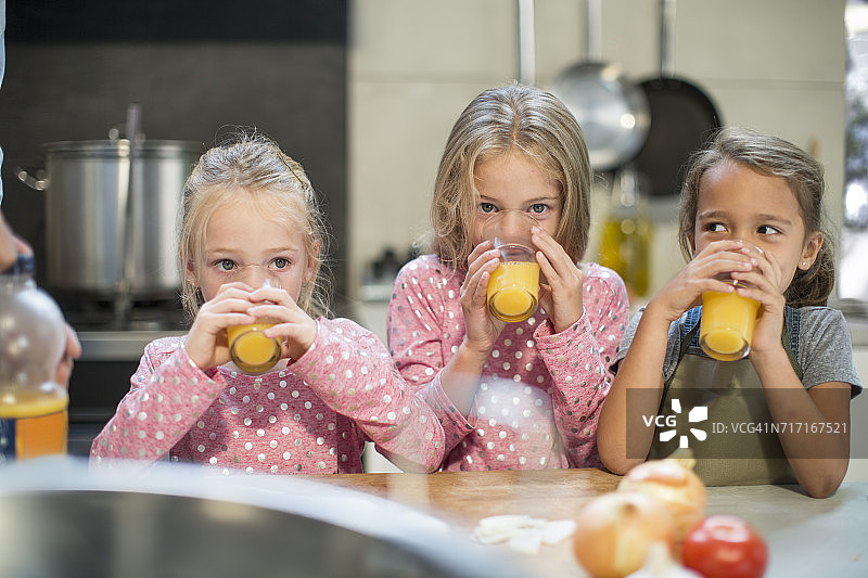 女孩们在厨房里喝果汁图片素材