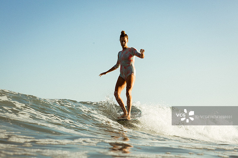 女子冲浪，马里布，加州，美国，美国图片素材