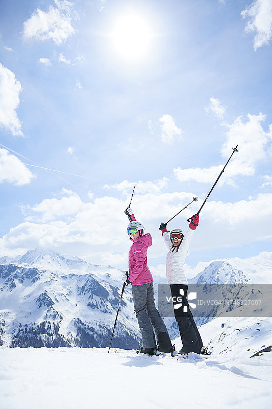 母亲和女儿在滑雪度假，Hintertux, Tirol，奥地利图片素材