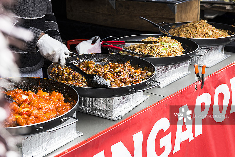 英国，伦敦，在街头市场准备亚洲食物图片素材