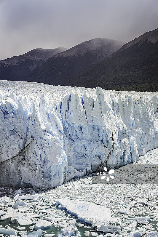 智利巴塔哥尼亚冰川国家公园，莫雷诺冰川和山上的低云图片素材