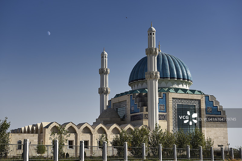 现代白色和蓝色的Hoca Ahmet Yesevi清真寺与月亮突厥斯坦哈萨克斯坦图片素材