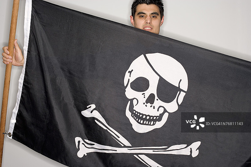 举着海盗旗的人图片素材