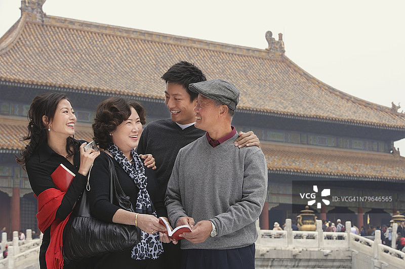 一家人在北京紫禁城前合影图片素材