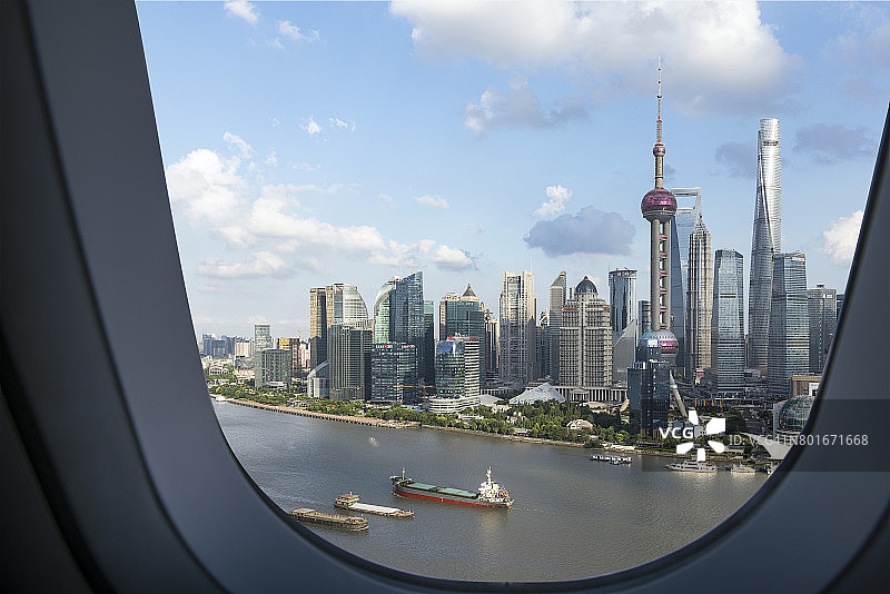 从飞机窗口俯瞰上海的天际线图片素材