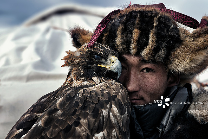 蒙古猎鹰人的脸。图片素材