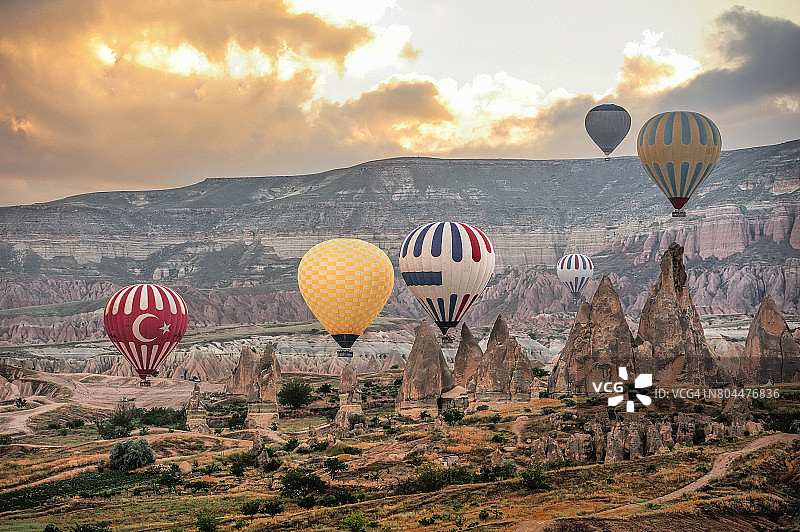 土耳其卡帕多西亚上空的热气球。图片素材
