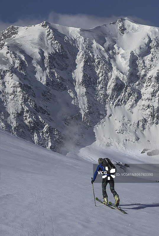 雪坡上孤独的滑雪者图片素材