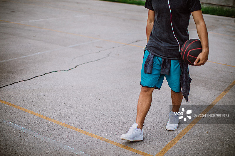 街头篮球比赛的球员图片素材