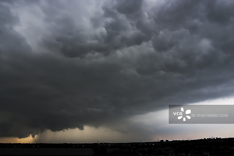 戏剧性的暴风雨云和黑暗的天空背景。图片素材