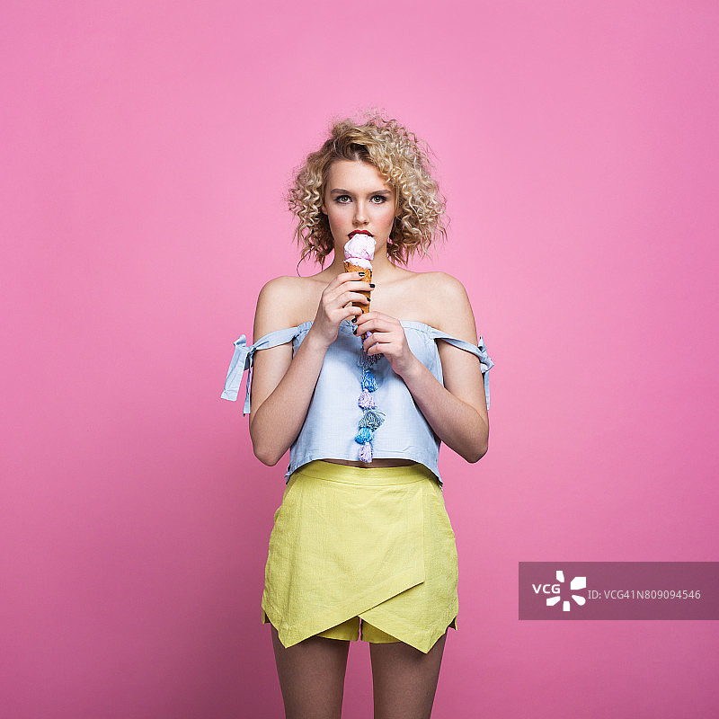 年轻的时尚模特与冰淇淋图片素材
