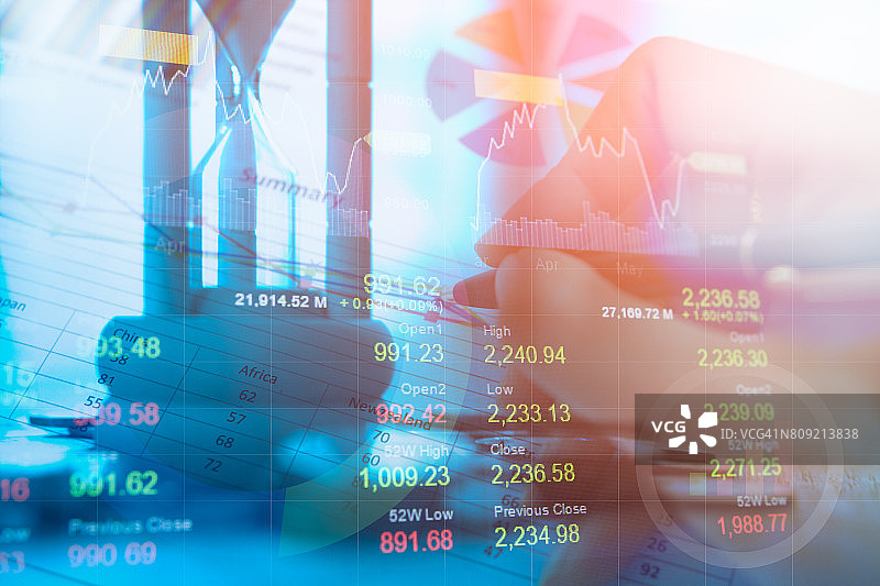 LED金融市场交易图表数字数据指标分析。股票数据交易。双重曝光的风格图片素材